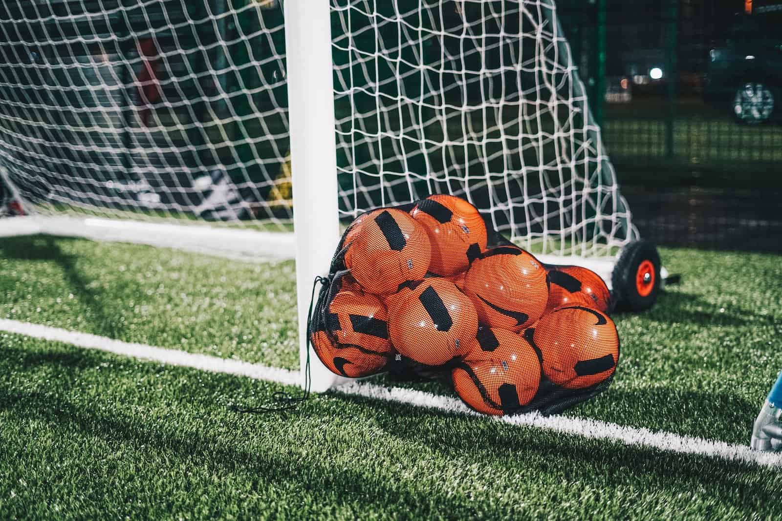 Quels sont les équipements indispensables pour jouer au football ?